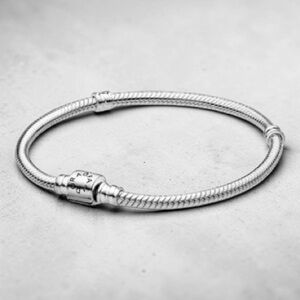 Pandora Moments Barrel Clasp Snake Chain Bracelet. Sterling Silver 925.
L = 7”